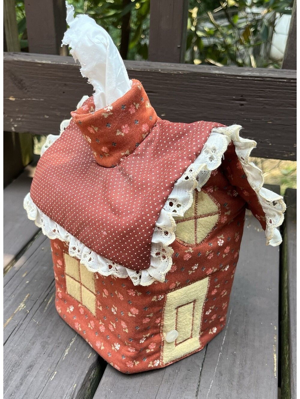 VTG Quilted Cottage House Red Floral Print & Lace Edge Tissue Box Cover Cottage